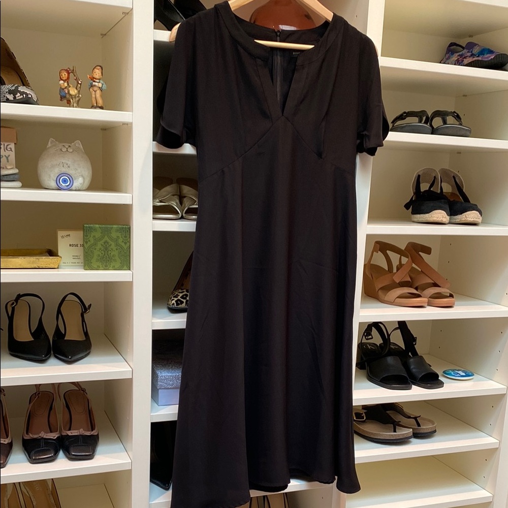 Banana Republic Black Midi V-Neck Short Sleeve Dress. NEW. Size 0/2